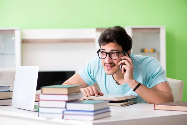 Estudiante preparándose para exámenes universitarios en casa —  Fotos de Stock