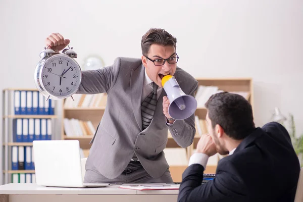 Wütender Chef brüllt seinen Mitarbeiter an — Stockfoto