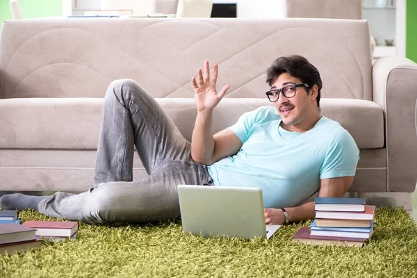 Estudiante preparándose para exámenes universitarios en casa — Foto de Stock