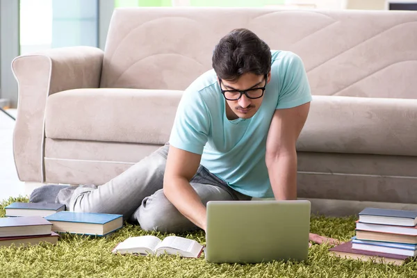 Estudiante preparándose para exámenes universitarios en casa — Foto de Stock