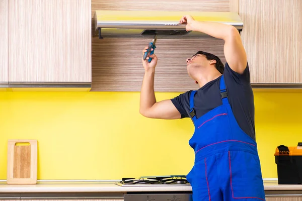 Joven contratista de servicio ensamblando muebles de cocina —  Fotos de Stock