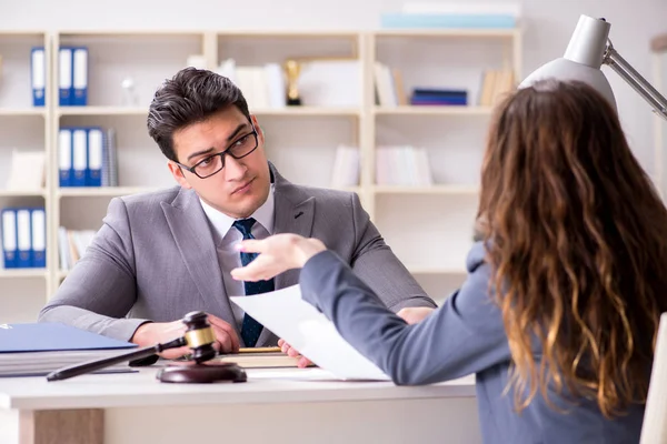 Anwalt Diskutiert Rechtsstreit Mit Mandant — Stockfoto