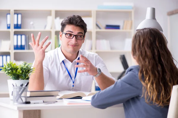 Assistente de vendas discutindo transação com cliente — Fotografia de Stock