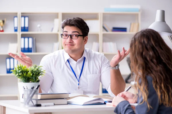 Satış yardımcısı müşteriyle işlemi tartışıyor