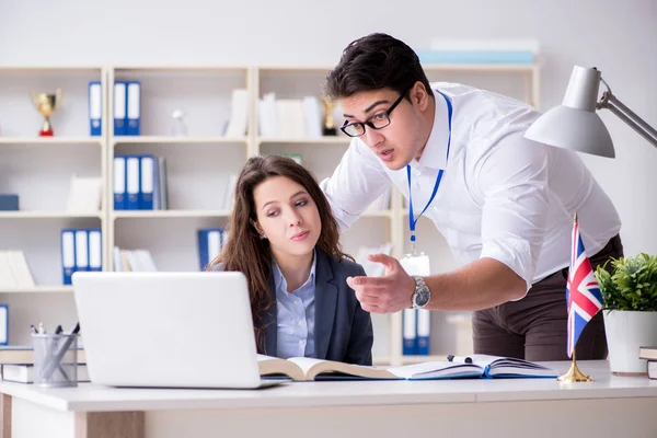 Profesor explicando al estudiante en la formación de idiomas —  Fotos de Stock