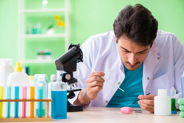 Jabón de prueba de químicos en el laboratorio —  Fotos de Stock