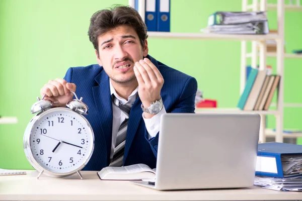 Biznesmen niezadowolony z nadmiernej pracy w biurze — Zdjęcie stockowe