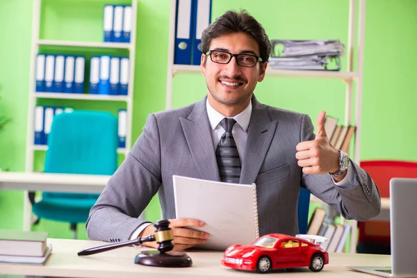 Genç ve yakışıklı avukat ofiste çalışıyor. 