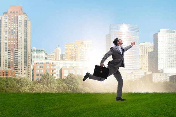 Feliz hombre de negocios corriendo hacia su objetivo —  Fotos de Stock