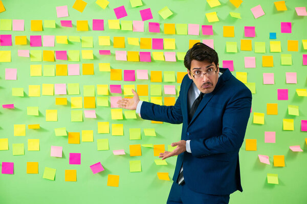 Бизнесмен со многими бизнес-приоритетами
