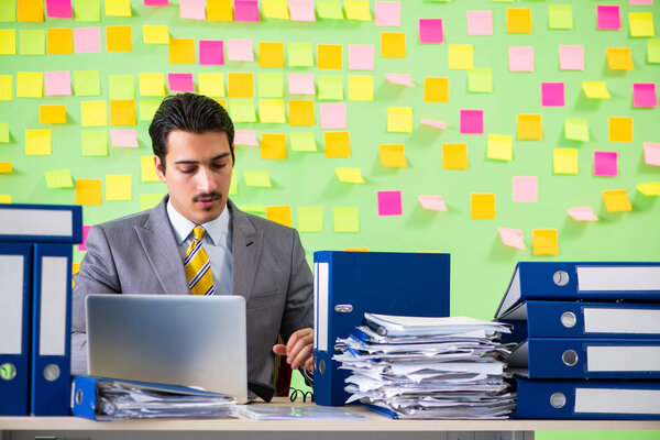 Бизнесмен с проблемами со своими приоритетами