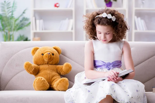 Dziewczynka czyta książki w domu. — Zdjęcie stockowe