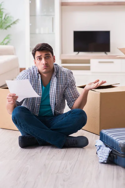 İşsiz bir adam haciz mektubu alıyor.