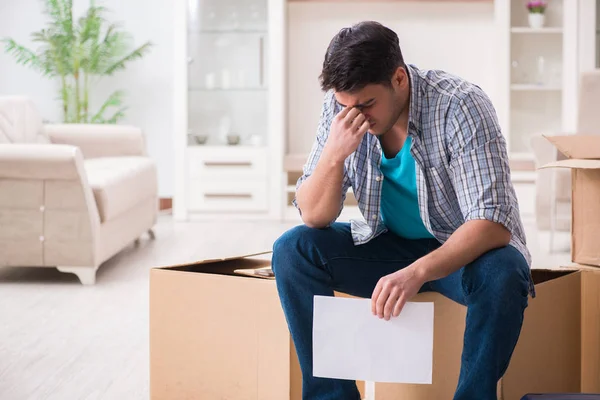 Arbeitsloser erhält Zwangsvollstreckungsbescheid — Stockfoto