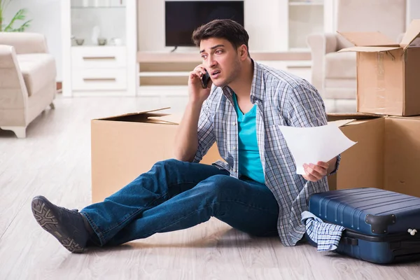 İşsiz bir adam haciz mektubu alıyor.