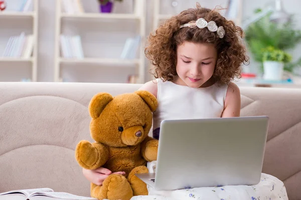 Meisje surfen internet op laptop — Stockfoto