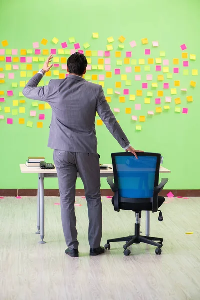 Geschäftsmann mit vielen widersprüchlichen Prioritäten — Stockfoto