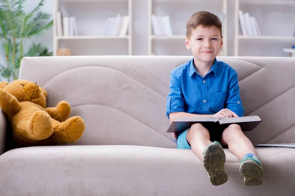 Niño pequeño leyendo libros en casa — Foto de Stock