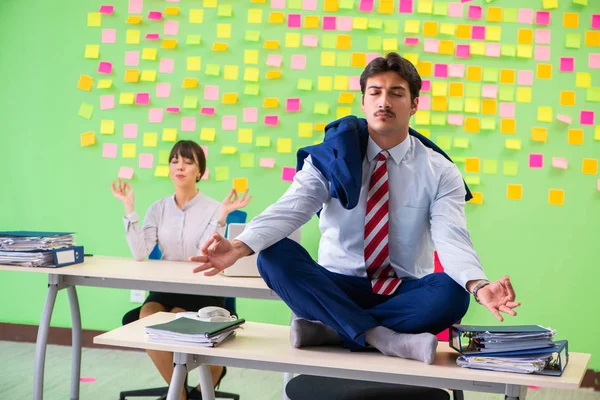 Ofiste birçok çelişkili öncelikleri olan kadın ve erkek var. 