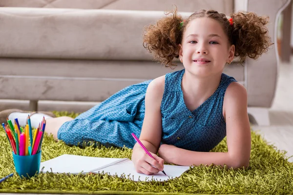 Niña dibujando sobre papel con lápices — Foto de Stock