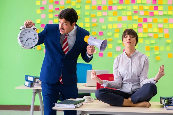 Ofiste birçok çelişkili öncelikleri olan kadın ve erkek var. 