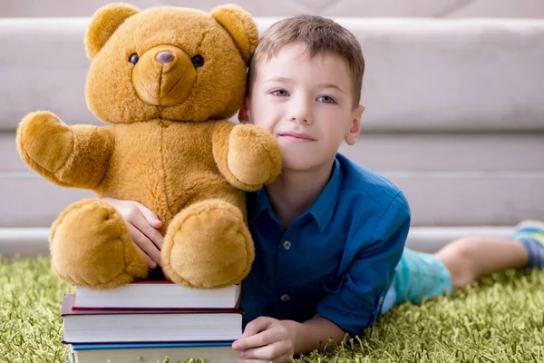 Niño pequeño leyendo libros en casa — Foto de Stock