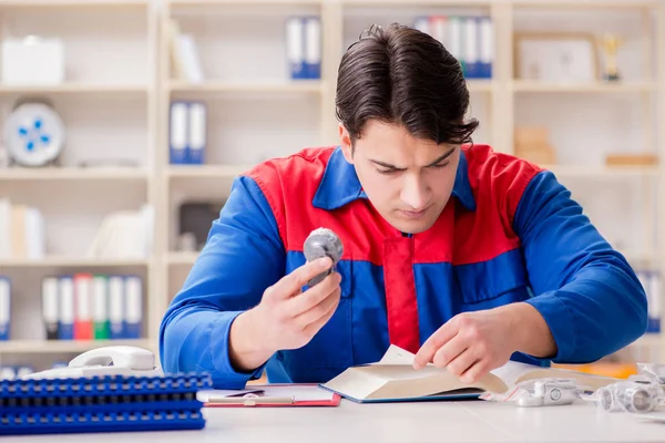 Werknemer in uniform werk aan project — Stockfoto