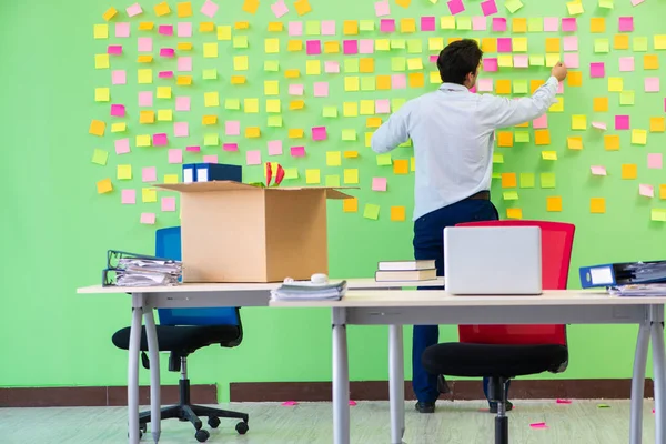 Hombre Recogiendo Sus Cosas Después Redundancia Oficina Con Muchas Prioridades — Foto de Stock