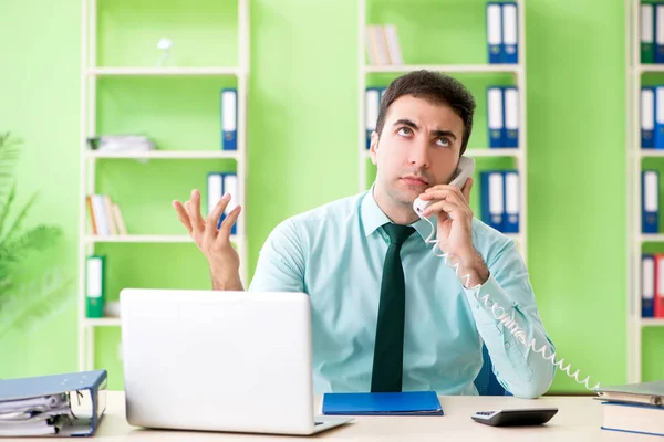 Männlicher Finanzmanager arbeitet im Büro — Stockfoto