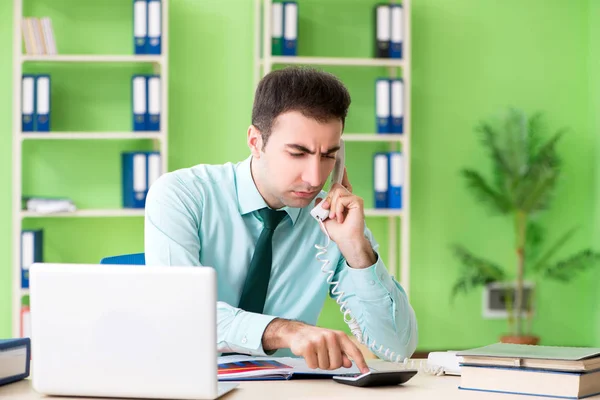 Männlicher Finanzmanager arbeitet im Büro — Stockfoto