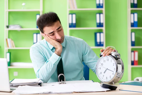 Masculino gerente financeiro trabalhando no escritório em gestão de tempo — Fotografia de Stock