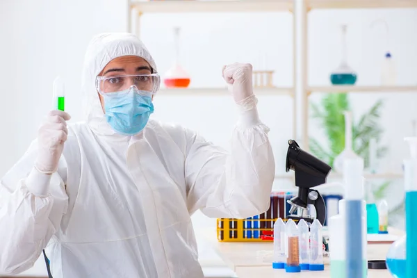 Jovem estudante de química que trabalha em laboratório em produtos químicos — Fotografia de Stock