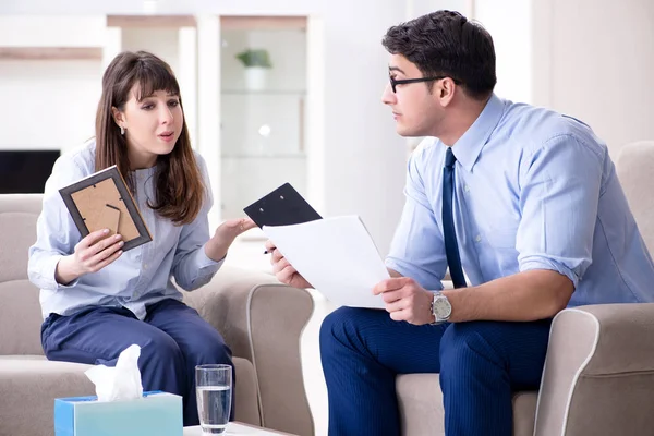 Jonge vrouw bezoekt mannelijke psycholoog voor niet wederkerige liefde — Stockfoto