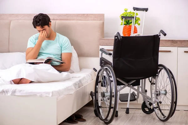 Genç yakışıklı engelli adam evde iyileşiyor. 