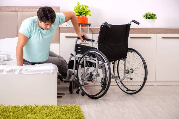 Genç yakışıklı engelli adam evde iyileşiyor. 