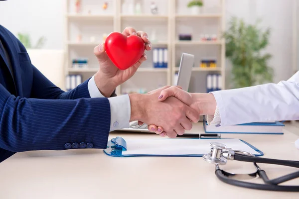 Businessman visiting cardiologist for routine check-up — Stock Photo, Image