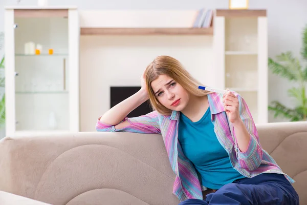 Junge Frau erfährt von ihrer Schwangerschaft — Stockfoto