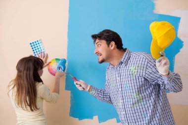 Karı koca evlerinde tadilat yapıyorlar.