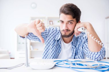 Hayal kırıklığına uğramış genç adam internetin zayıf çekmesi yüzünden