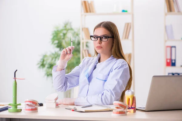 Estudante de Odontologia praticando habilidades em sala de aula — Fotografia de Stock