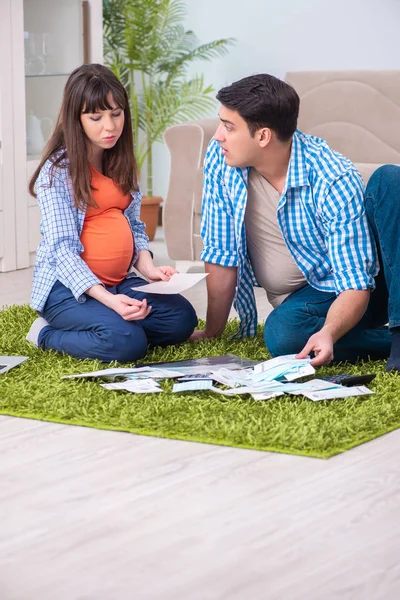 Familia joven en concepto de planificación presupuestaria — Foto de Stock