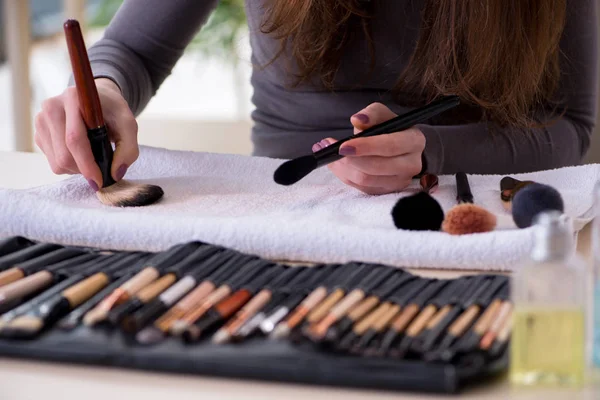 Make-up kunstenaar voorbereiding borstels voor het werk — Stockfoto