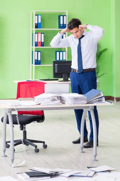 Empresário frustrado sublinhado pelo excesso de trabalho — Fotografia de Stock