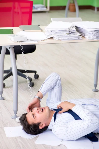 Empresário frustrado sublinhado pelo excesso de trabalho — Fotografia de Stock