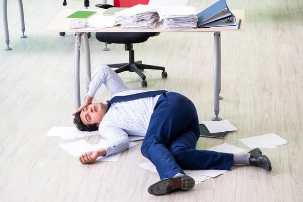 Empresário frustrado sublinhado pelo excesso de trabalho — Fotografia de Stock