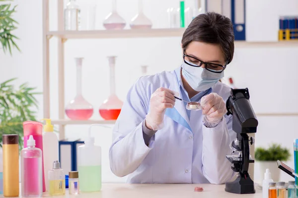 Laboratório químico verificando produtos de beleza e maquiagem — Fotografia de Stock