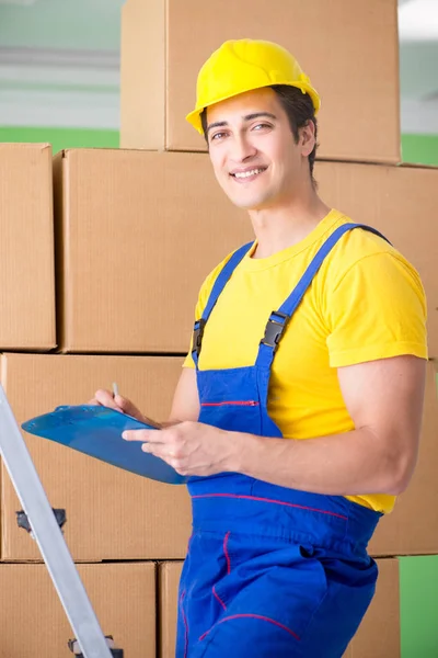 Homem empreiteiro que trabalha com caixas de entrega — Fotografia de Stock