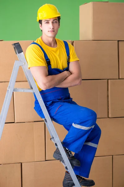 Mann arbeitet mit Boxen-Lieferung — Stockfoto