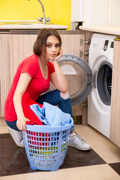 Vrouw doet de was thuis — Stockfoto