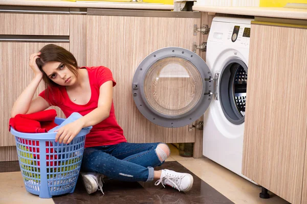 Женщина стирает дома — стоковое фото